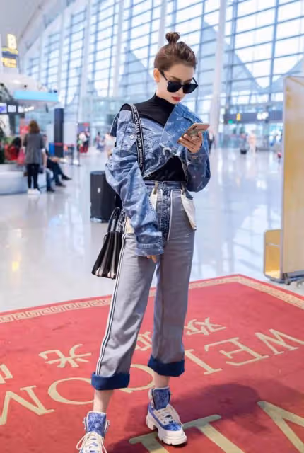 戚薇不愧是「潮流」女王，牛仔褲也敢翻一面來穿，不土還很時髦