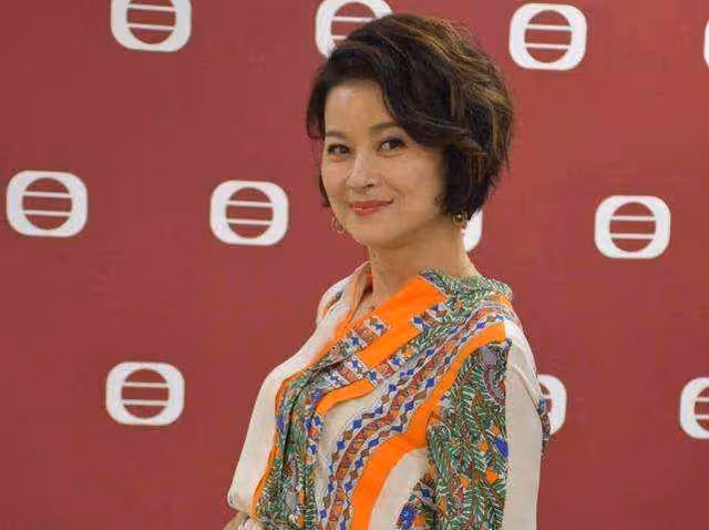 首屆亞姐冠軍重返演藝圈過戲癮,曾嫁圈中家暴男,離婚後獨自帶娃