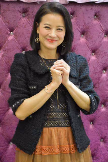 首屆亞姐冠軍重返演藝圈過戲癮,曾嫁圈中家暴男,離婚後獨自帶娃