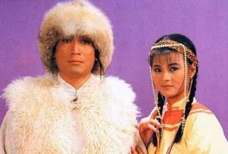 首屆亞姐冠軍重返演藝圈過戲癮,曾嫁圈中家暴男,離婚後獨自帶娃