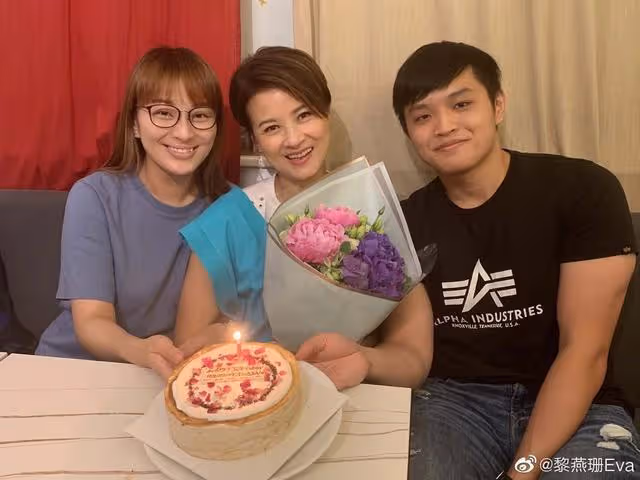首屆亞姐冠軍重返演藝圈過戲癮,曾嫁圈中家暴男,離婚後獨自帶娃