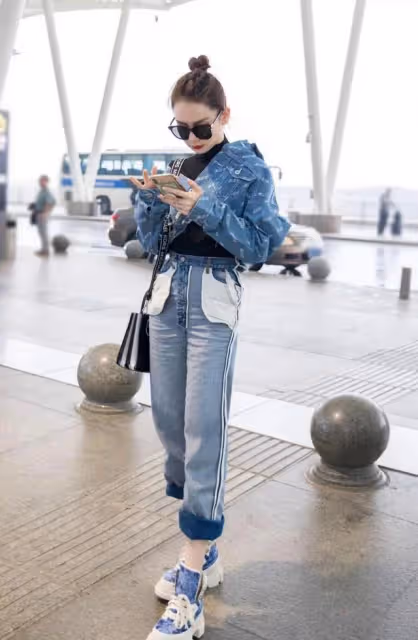 戚薇不愧是「潮流」女王，牛仔褲也敢翻一面來穿，不土還很時髦