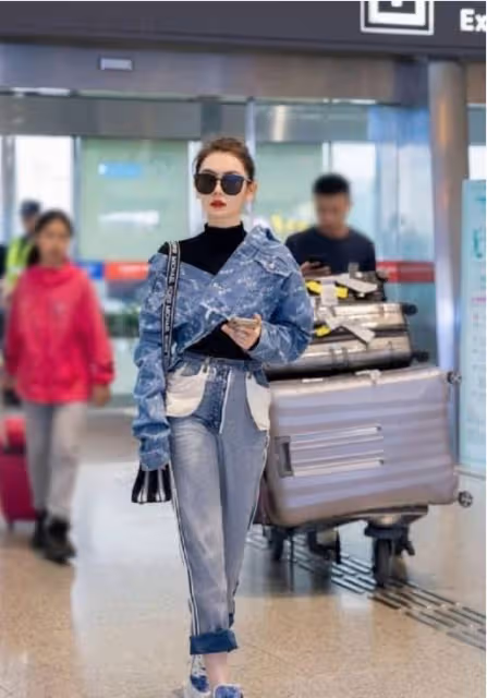 戚薇不愧是「潮流」女王，牛仔褲也敢翻一面來穿，不土還很時髦