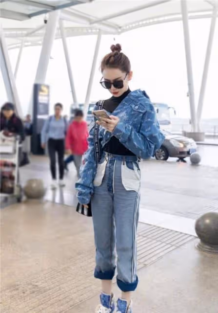 戚薇不愧是「潮流」女王，牛仔褲也敢翻一面來穿，不土還很時髦