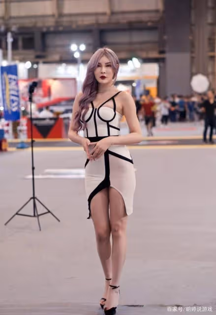 肥大不膩的車展美女，瑜珈短褲造型，充滿魅力與優雅。