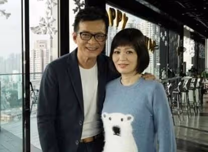 黃日華:妻子在他懷裡去世,發誓終身不婚不娶,一生摯愛亡妻一人