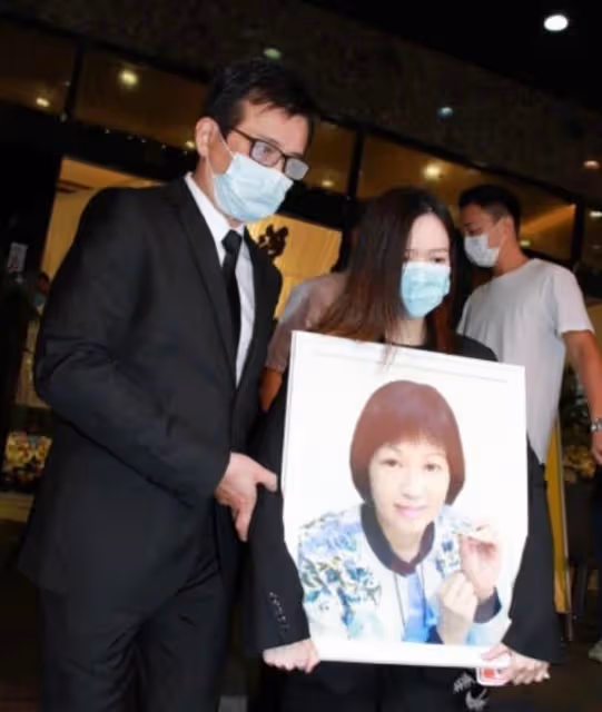 黃日華:妻子在他懷裡去世,發誓終身不婚不娶,一生摯愛亡妻一人