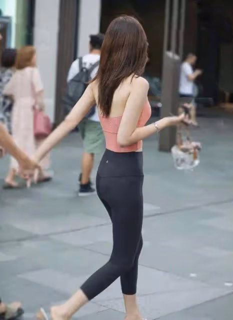 打底褲穿出前衛時尚感，彰顯時髦感，耐看又不過時