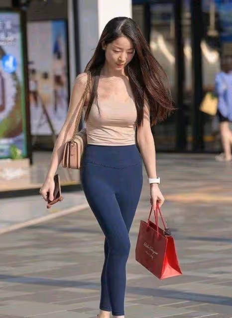 打底褲穿出前衛時尚感，彰顯時髦感，耐看又不過時