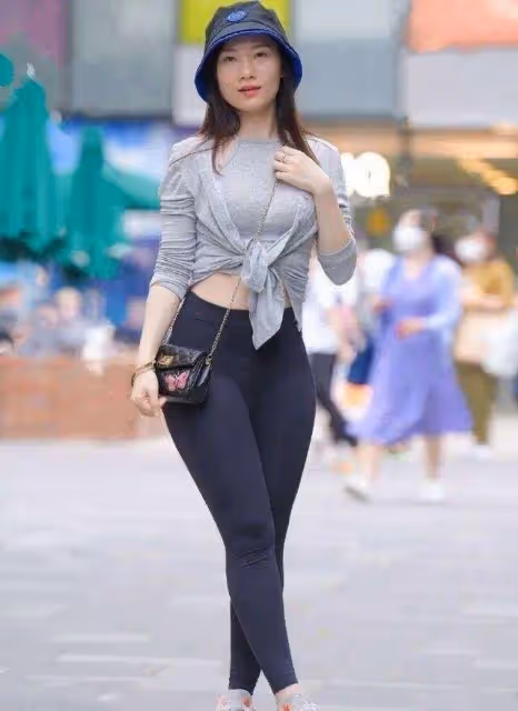 打底褲穿出前衛時尚感，彰顯時髦感，耐看又不過時
