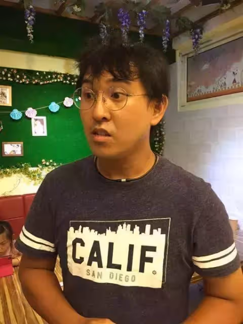 35歲清潔工月40K養一家8口！身兼數職「一天工作18小時」主管刁難「媽媽不能帶嗎？為何生那麼多」夫妻半夜痛哭
