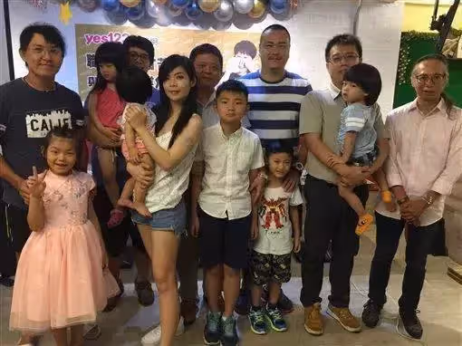 35歲清潔工月40K養一家8口!身兼數職「一天工作18小時」主管刁難「媽媽不能帶嗎?為何生那麼多」夫妻半夜痛哭
