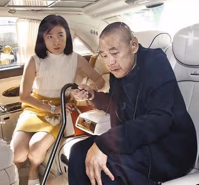 香港富商劉鑾雄:花三億借用丈母娘腎臟,小嬌妻愛他如命不顧母親