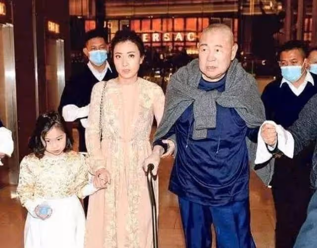 香港富商劉鑾雄:花三億借用丈母娘腎臟,小嬌妻愛他如命不顧母親