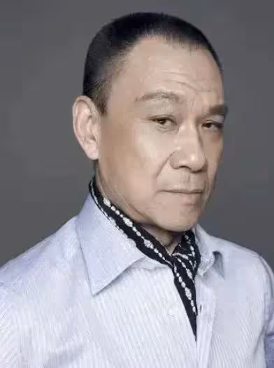 與「絕色女星」鬧緋聞,花200萬和髮妻離婚,如今76歲仍單身!