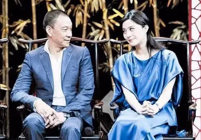 與「絕色女星」鬧緋聞,花200萬和髮妻離婚,如今76歲仍單身!