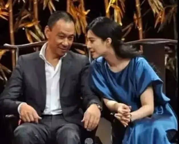 與「絕色女星」鬧緋聞，花200萬和髮妻離婚，如今76歲仍單身！