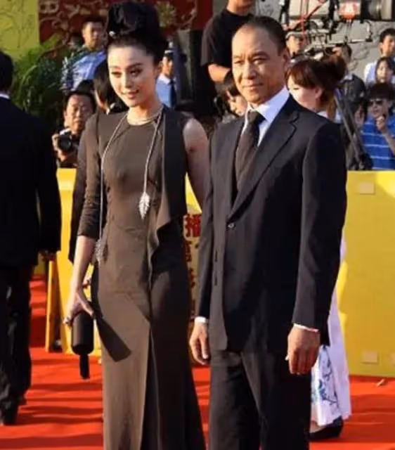 與「絕色女星」鬧緋聞，花200萬和髮妻離婚，如今76歲仍單身！