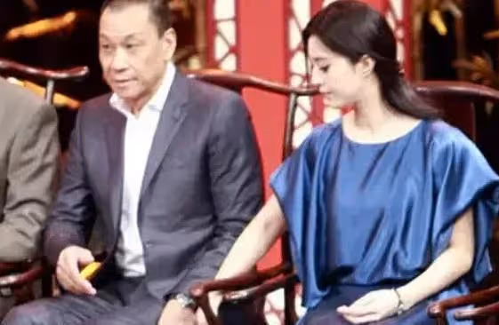 與「絕色女星」鬧緋聞，花200萬和髮妻離婚，如今76歲仍單身！