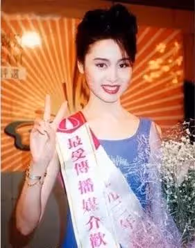 香港「蛇蠍夫妻」:表面親親熱熱,私下雙雙出軌,生女只為立人設