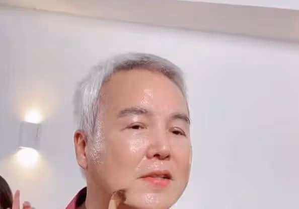 林瑞陽近況曝光,現身拍視頻賣面膜,臉上掛著笑容一副高興的樣子