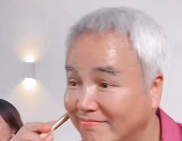 林瑞陽近況曝光,現身拍視頻賣面膜,臉上掛著笑容一副高興的樣子