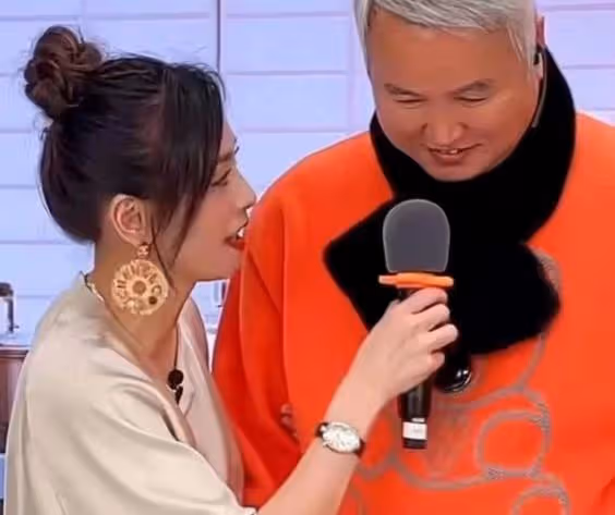 林瑞陽近況曝光,現身拍視頻賣面膜,臉上掛著笑容一副高興的樣子
