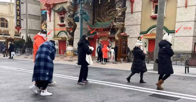 網友環球影城偶遇王石田朴珺一家三口,1歲半女兒皮膚雪白超可愛