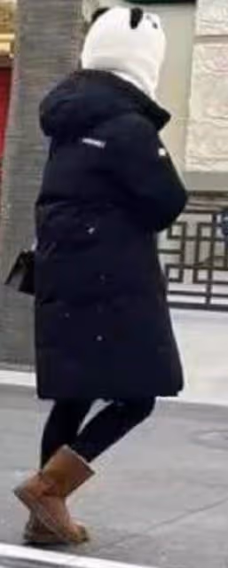 網友環球影城偶遇王石田朴珺一家三口,1歲半女兒皮膚雪白超可愛