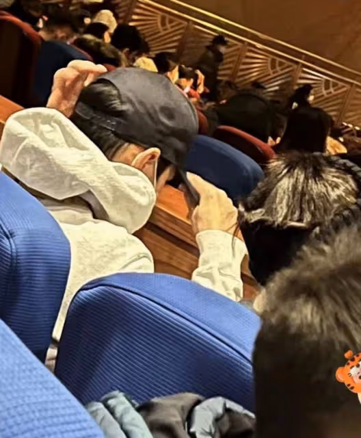 網友環球影城偶遇王石田朴珺一家三口,1歲半女兒皮膚雪白超可愛