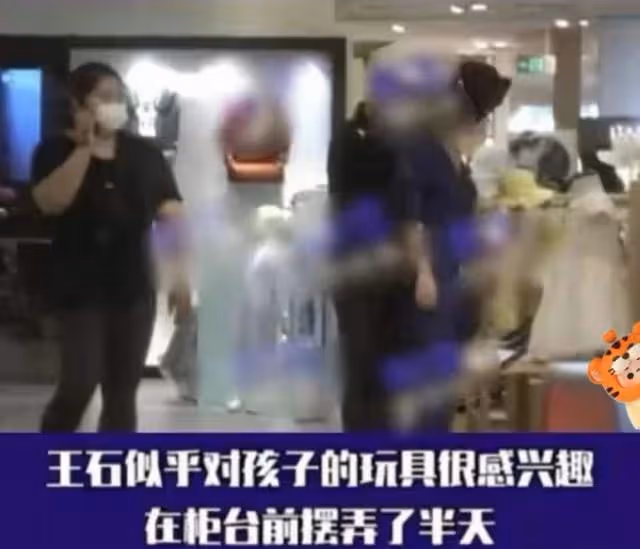 網友環球影城偶遇王石田朴珺一家三口,1歲半女兒皮膚雪白超可愛