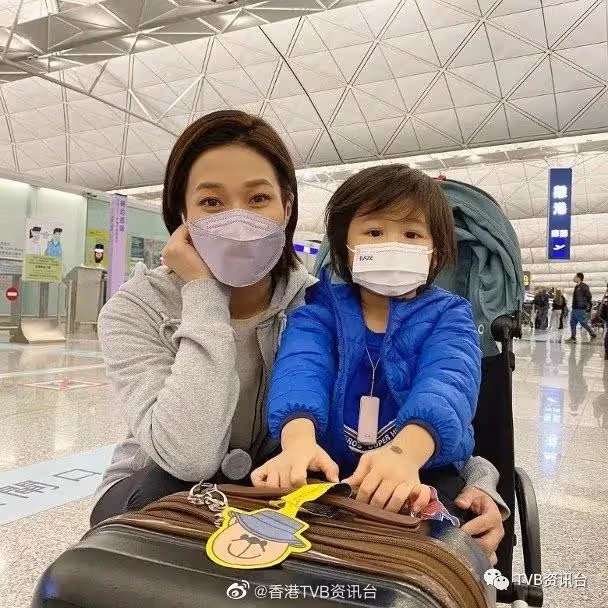 起程返加拿大!鍾嘉欣回港無期 小兒子Jared感不舍
