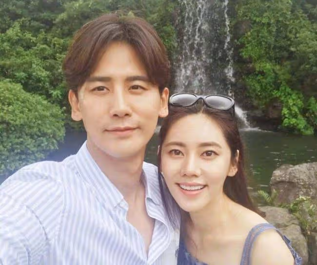 秋瓷炫和於曉光在韓國團聚,喝茅台酒淚崩,婚姻危機傳言不攻自破