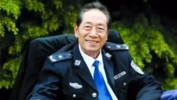 36歲女星嫁73歲老戲骨,生下二子,自己濃妝艷抹丈夫滿臉疲憊