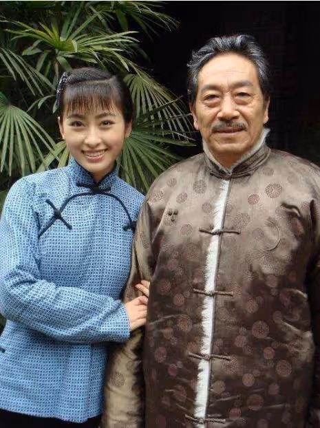 36歲女星嫁73歲老戲骨,生下二子,自己濃妝艷抹丈夫滿臉疲憊