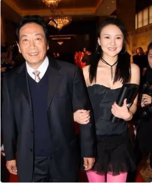 36歲女星嫁73歲老戲骨,生下二子,自己濃妝艷抹丈夫滿臉疲憊