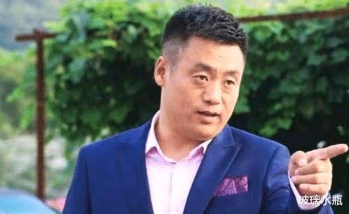 被趙本山力捧走紅,妻子陪他住10年地下室,如今開豪車住大別墅
