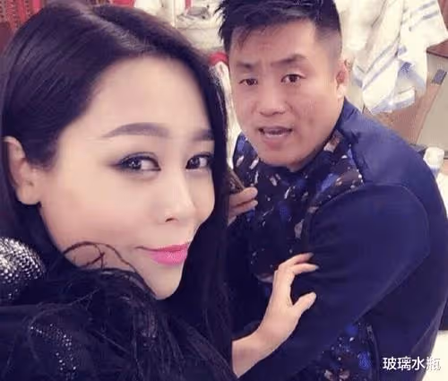 被趙本山力捧走紅,妻子陪他住10年地下室,如今開豪車住大別墅