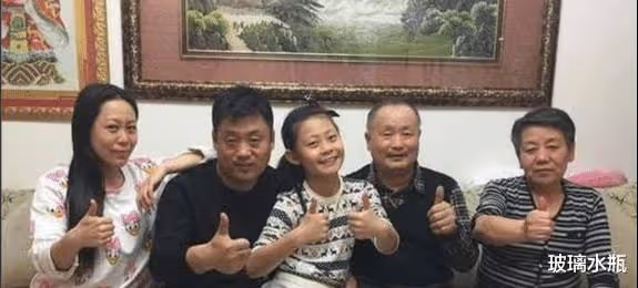 被趙本山力捧走紅,妻子陪他住10年地下室,如今開豪車住大別墅