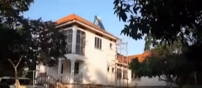 我被一個男人囚禁在別墅里,除了不能出門外,我還挺享受