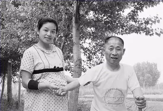 善有善報！她結婚不要禮金「只願能帶著重病養父」　21年後「善心小伙上門提親」結局暖哭全網