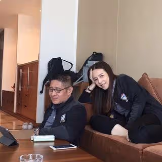 泰國華裔富婆罕見曬老公秀恩愛!穿情侶裝好甜,難怪不屑泰王追求