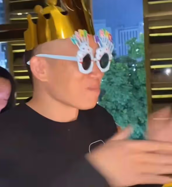 孫海洋大女兒曬照為爸爸慶生,孫海洋拍手節奏慢半拍,遭孫媽調侃