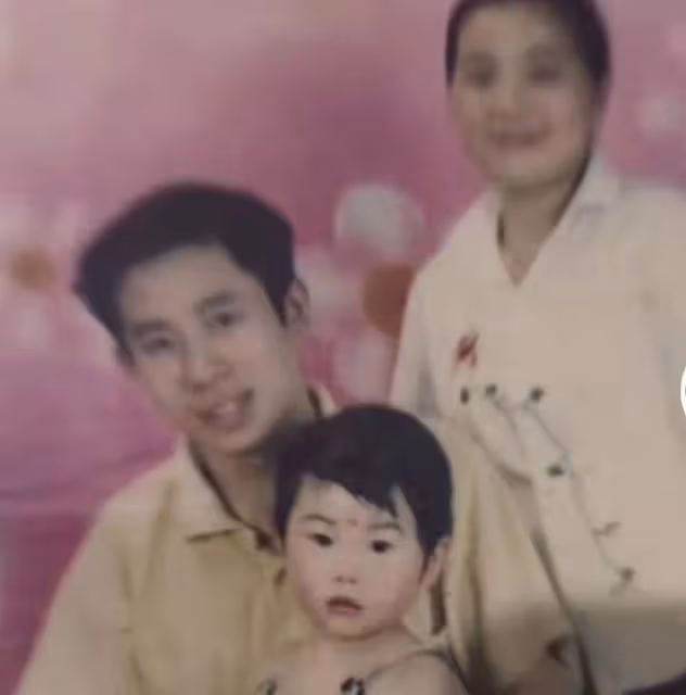 孫海洋大女兒曬照為爸爸慶生,孫海洋拍手節奏慢半拍,遭孫媽調侃