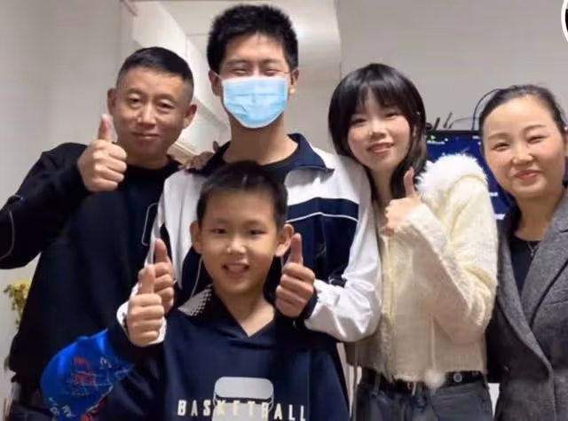孫海洋大女兒曬照為爸爸慶生,孫海洋拍手節奏慢半拍,遭孫媽調侃