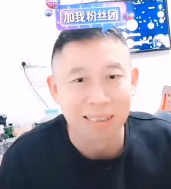 孫海洋大女兒曬照為爸爸慶生,孫海洋拍手節奏慢半拍,遭孫媽調侃