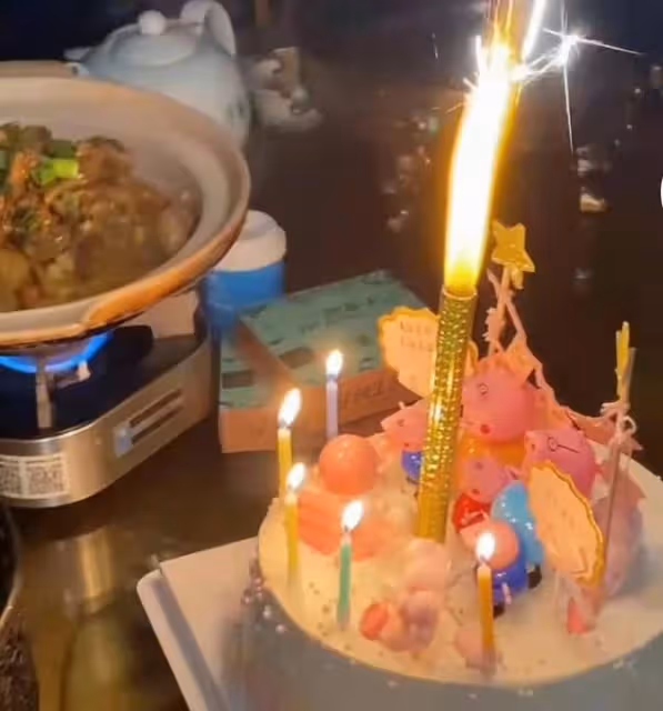 孫海洋大女兒曬照為爸爸慶生,孫海洋拍手節奏慢半拍,遭孫媽調侃