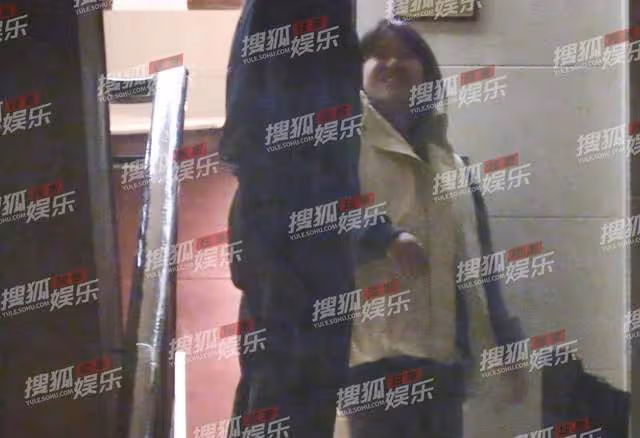 馬思純與男友深夜熱吻!身材發福素顏認不出,被捧臉親後同回愛巢