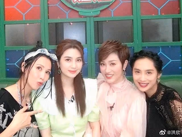 50歲港圈女神洪欣現身直播間帶貨,被嘲面部腫脹,胖了兩個碼