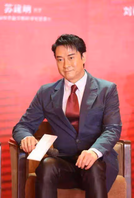 50歲港圈女神洪欣現身直播間帶貨，被嘲面部腫脹，胖了兩個碼